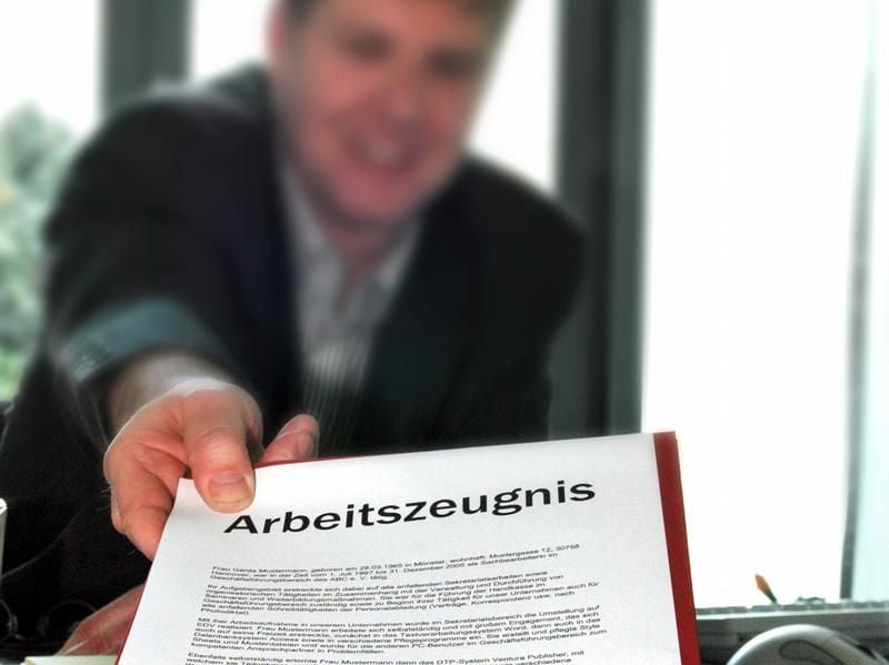 Der Chef hat in der Regel das letzte Wort beim Inhalt des Arbeitszeugnisses: Wer aber nicht mit dem Schlusssatz einverstanden ist, kann ein Zeugnis ohne diese Formulierung verlangen.