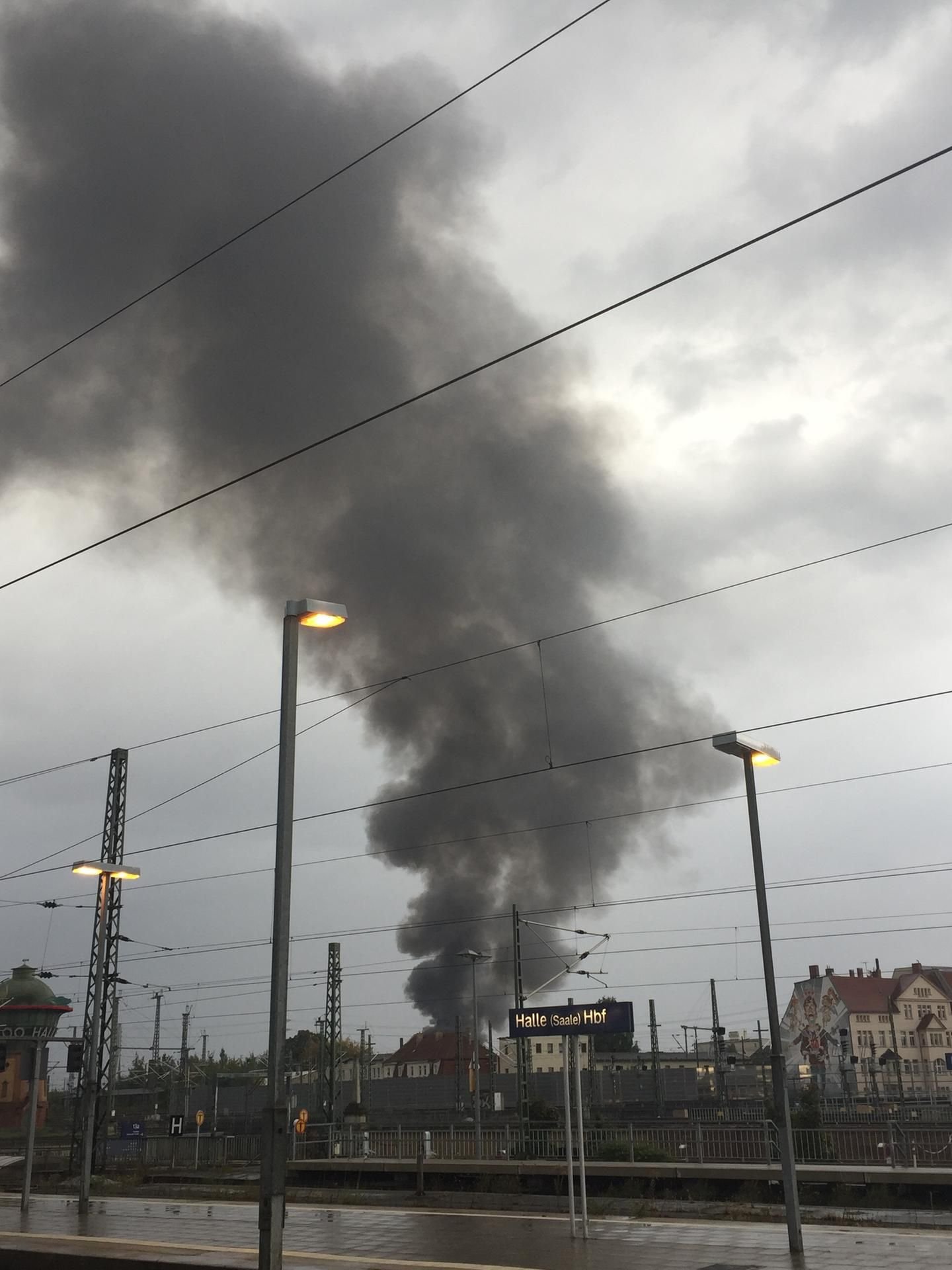 Auch vom Hauptbahnhof Halle waren die Rauchschwaden des Feuers im alten Schlachthof deutlich zu sehen.