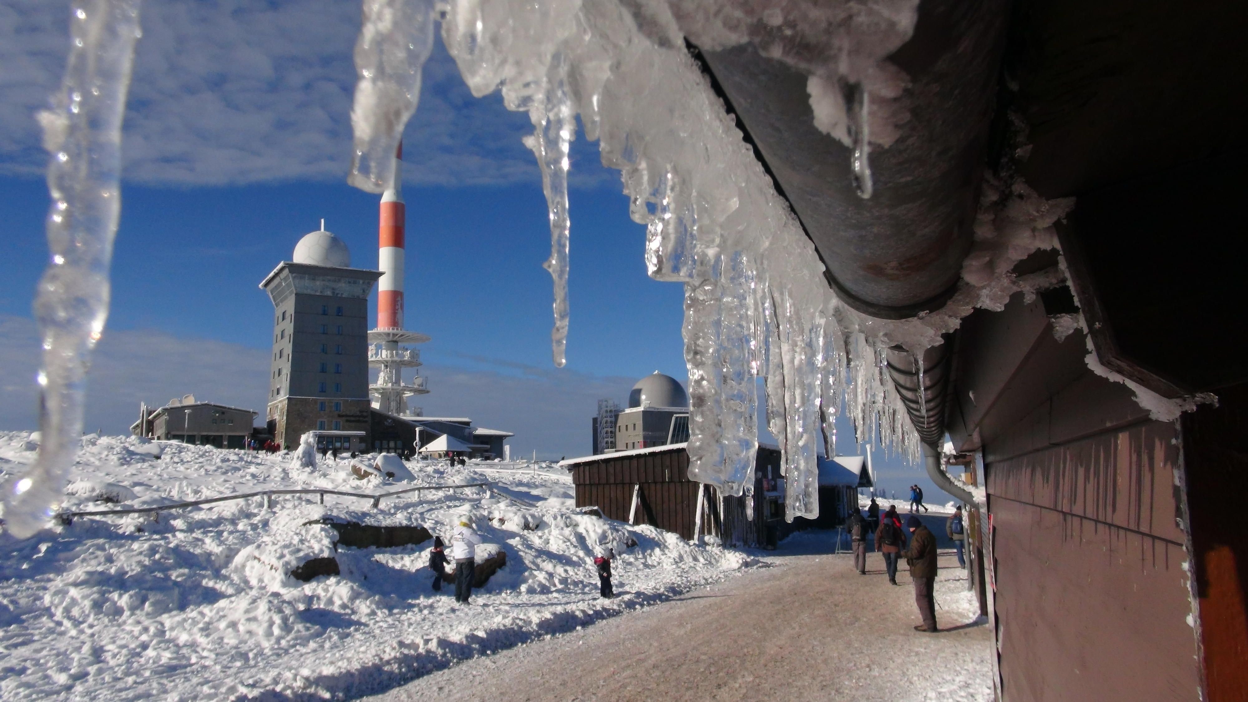 Eiszapfen und Schnee prägen auf dem Brocken im Harz am Montagnachmittag.