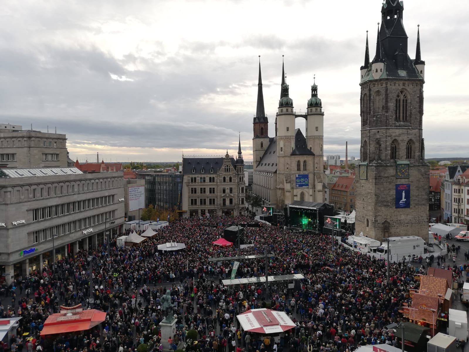 Das Gedenkkonzert #HalleZusammen lockte Tausende Menschen auf dem Markt.