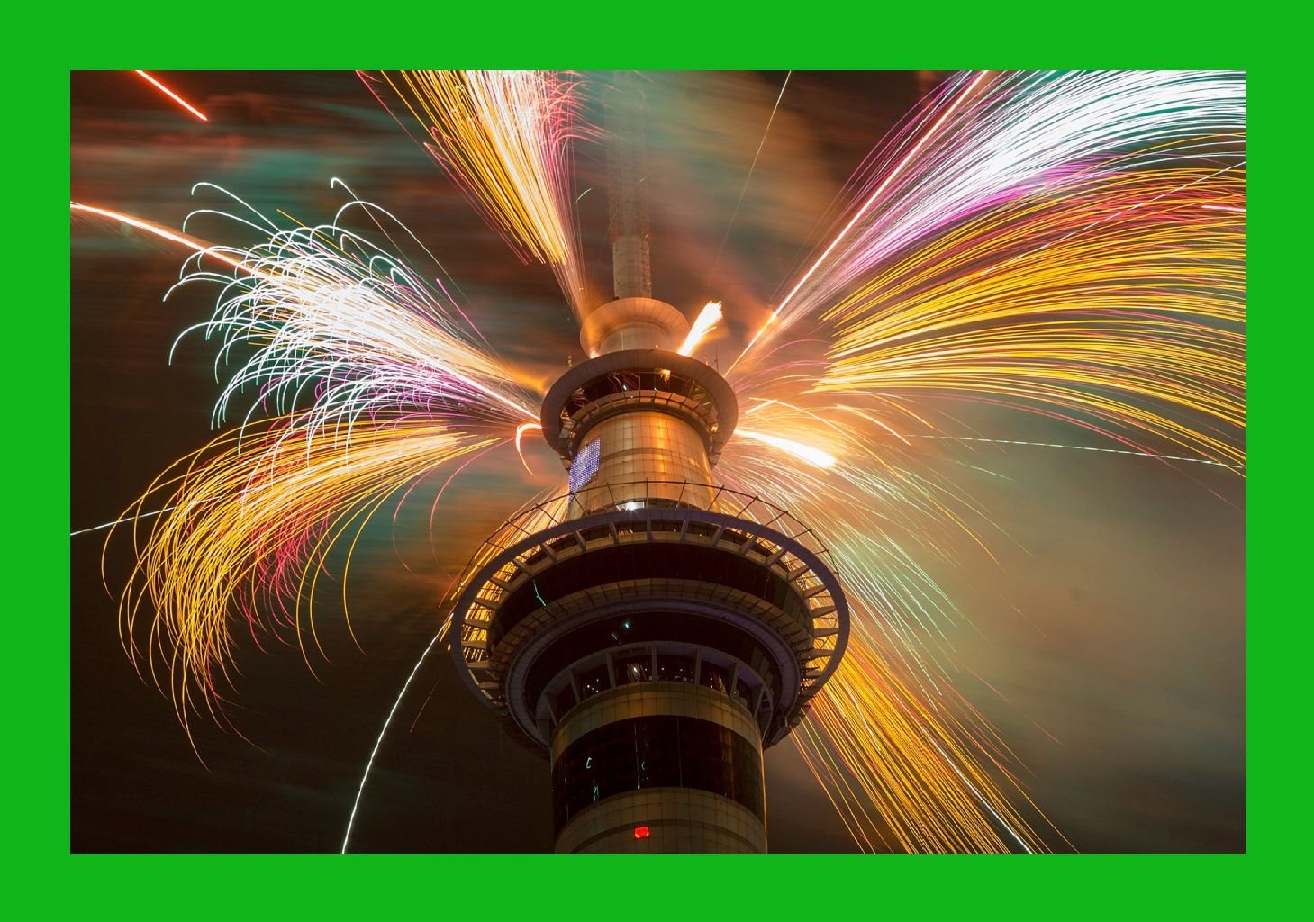Feuerwerk hinter dem Sky Tower in Auckland/Neuseeland.