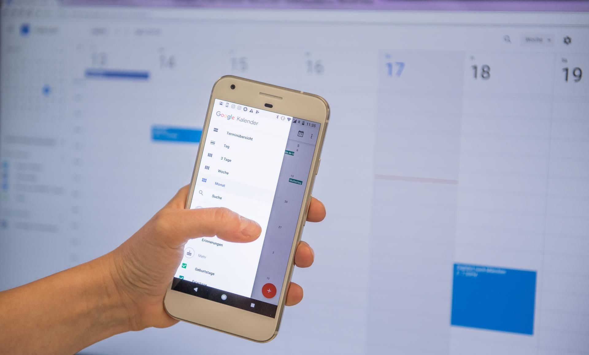 Auf jedem Smartphone ist ein Kalender vorinstalliert, der sich wie etwa der Google Calendar (im Bild) auch synchronisieren oder im PC-Browser bearbeiten lässt.