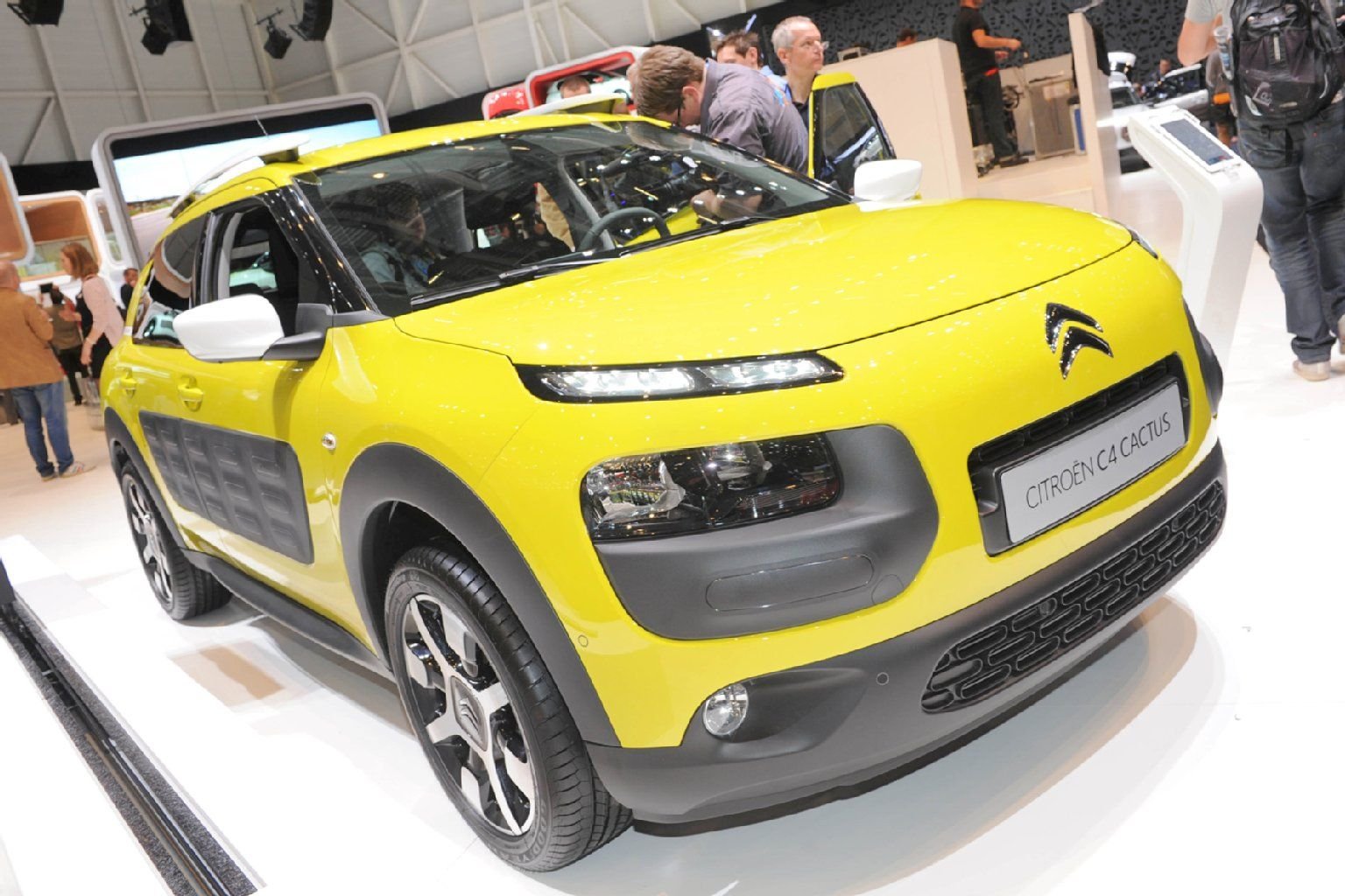 Den Citroën C4 Cactus schützen elastische Kissen an der Karosserie vor Beulen und Lackkratzern.
