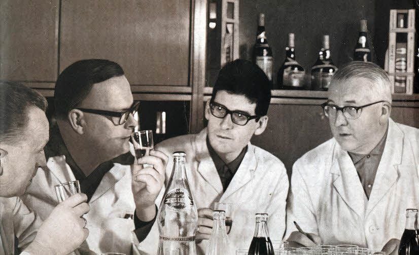 Dr. Hans Zinn (2.v.r.) entwickelte 1956 die Rezeptur von Vita Cola in den Chemischen Werken Miltitz in Leipzig.