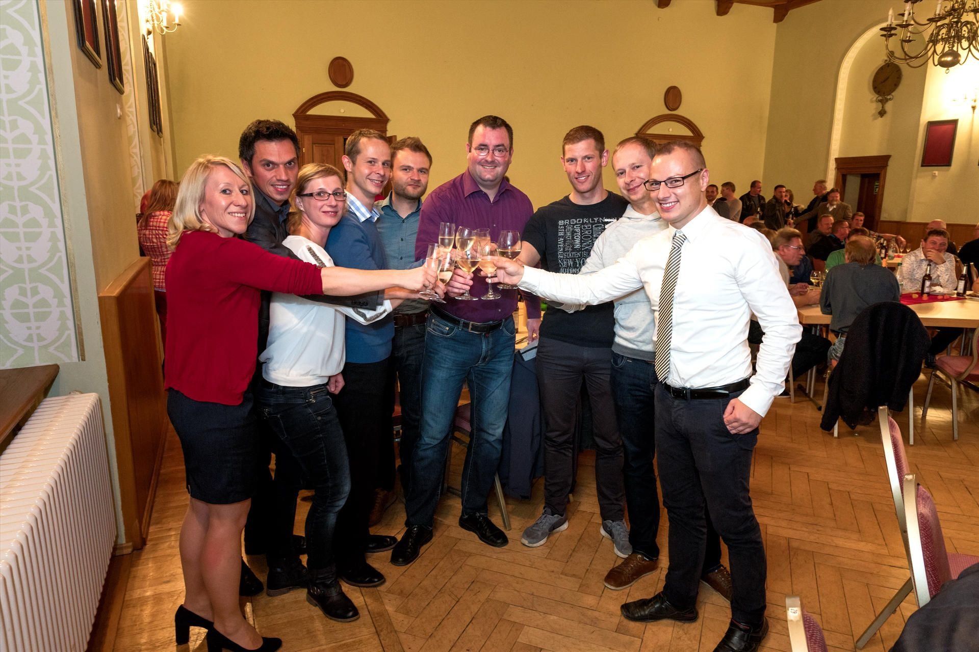 Anstoßen mit dem neuen Bürgermeister Andreas Nette (Mitte)