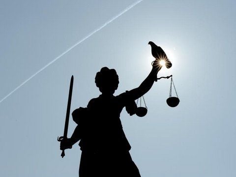 Wegen des Verkaufs angeblicher „Gesundheitsprodukte“ zu überhöhten Preisen stehen seit Montag zwei Männer vor dem Amtsgericht Halle.