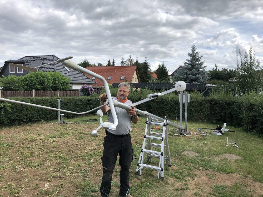 Service-Techniker Randolph Holler baut Wetterstation auf dem Bleicheplatz in Bad Suderode auf.