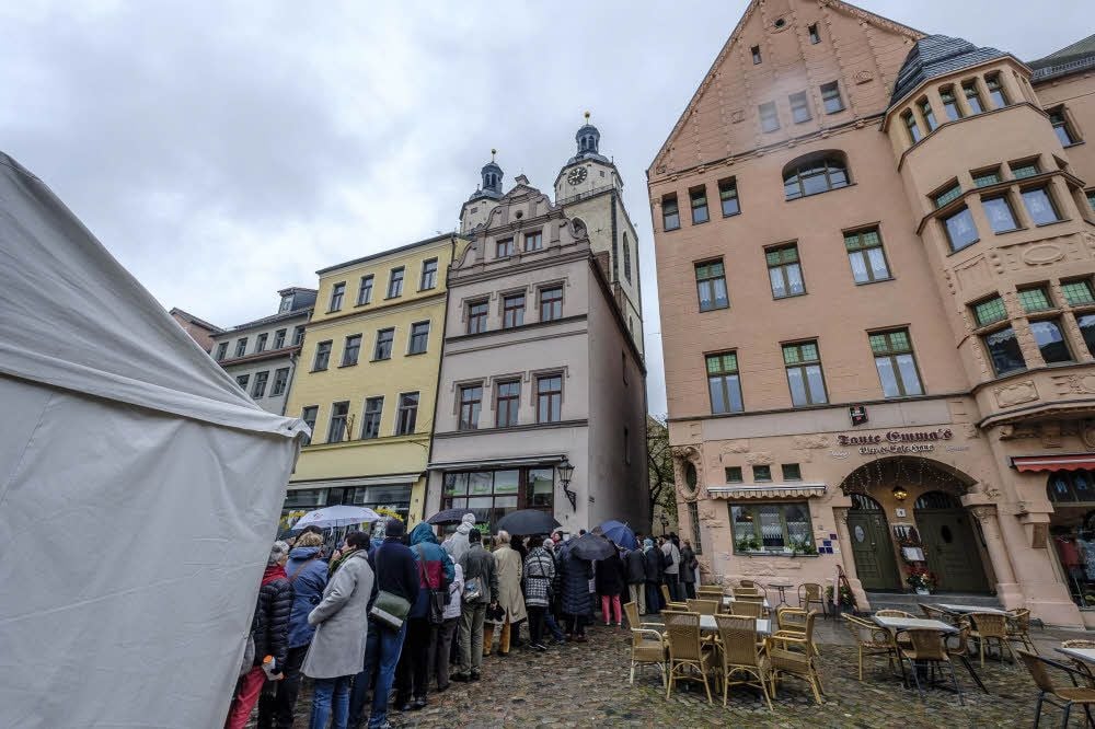 Für den Gottesdienst in der Stadtkirche standen die Leute bis auf den Markt an.