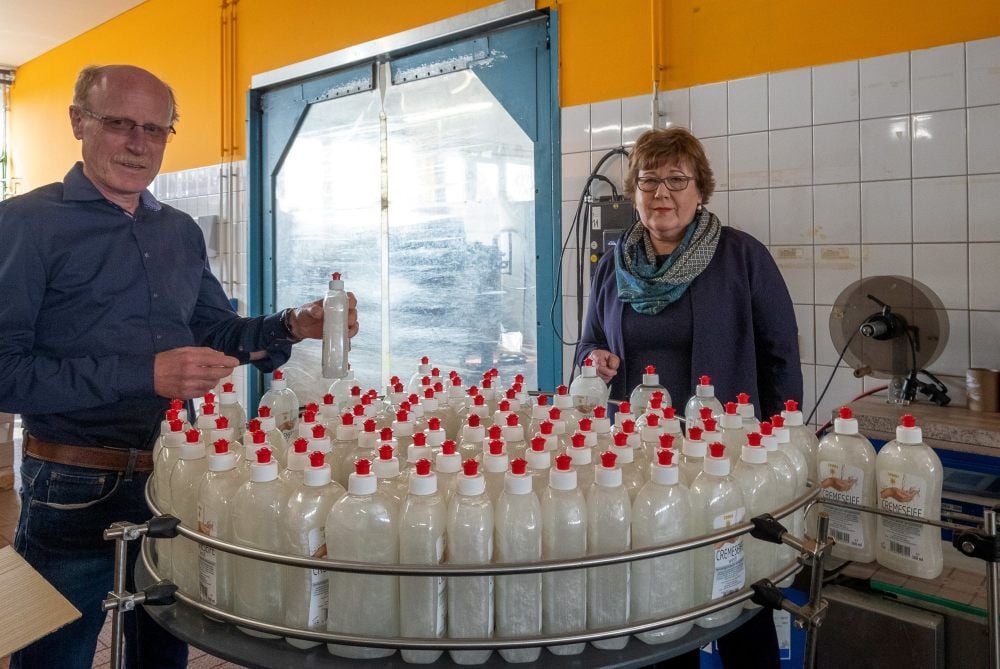 Helmut Kahl, Geschäftsführer von Stern-Waschmittel, zeigt Sozialministerin Petra Grimm-Benne, wie die Produktion und Abfüllung von Seife und Desinfektionsmitteln vonstatten geht.