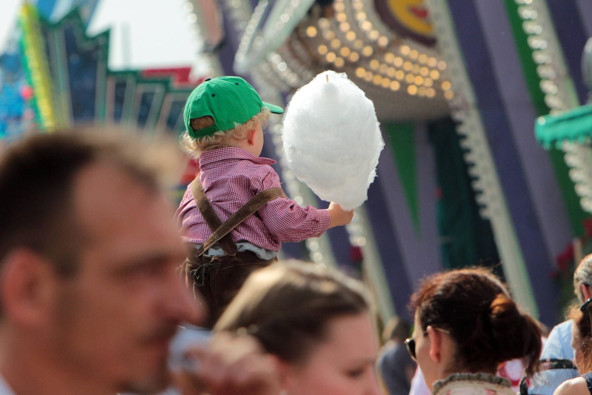 Kinder lieben Märkte und Straßenfeste. Eltern müssen dann aber besonders darauf achten, dass sie nicht in der Menge verloren gehen.