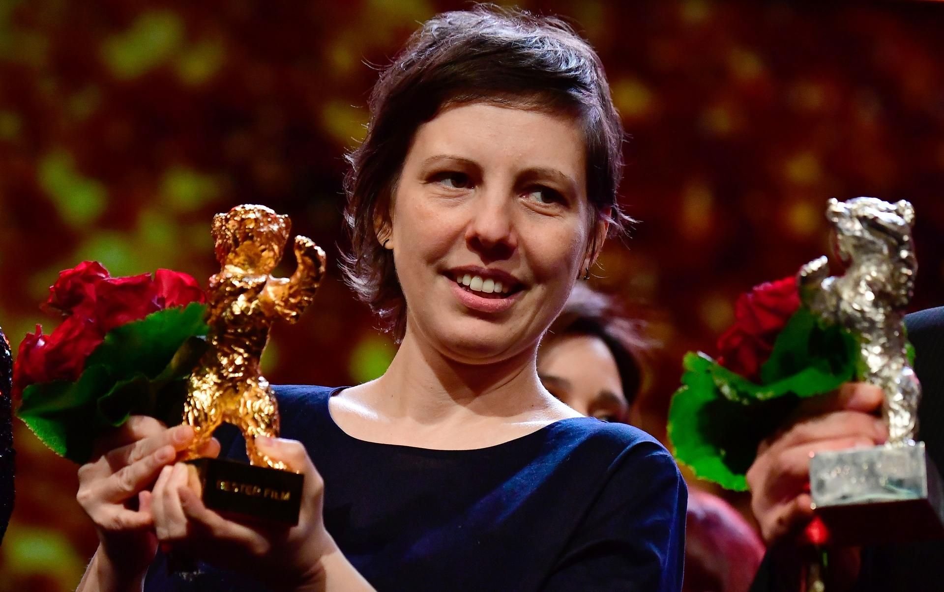 Regisseurin Adina Pintilie nahm den Goldenen Bären für den umstrittenen Film „Touch Me Not“ entgegen.