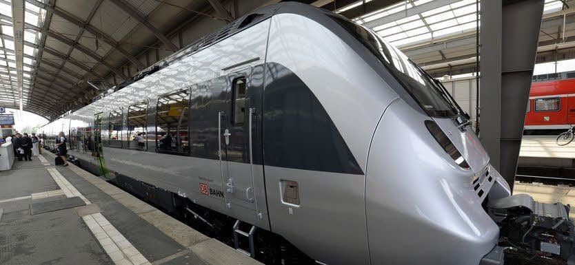 S-Bahn-Zug im Hauptbahnhof Halle