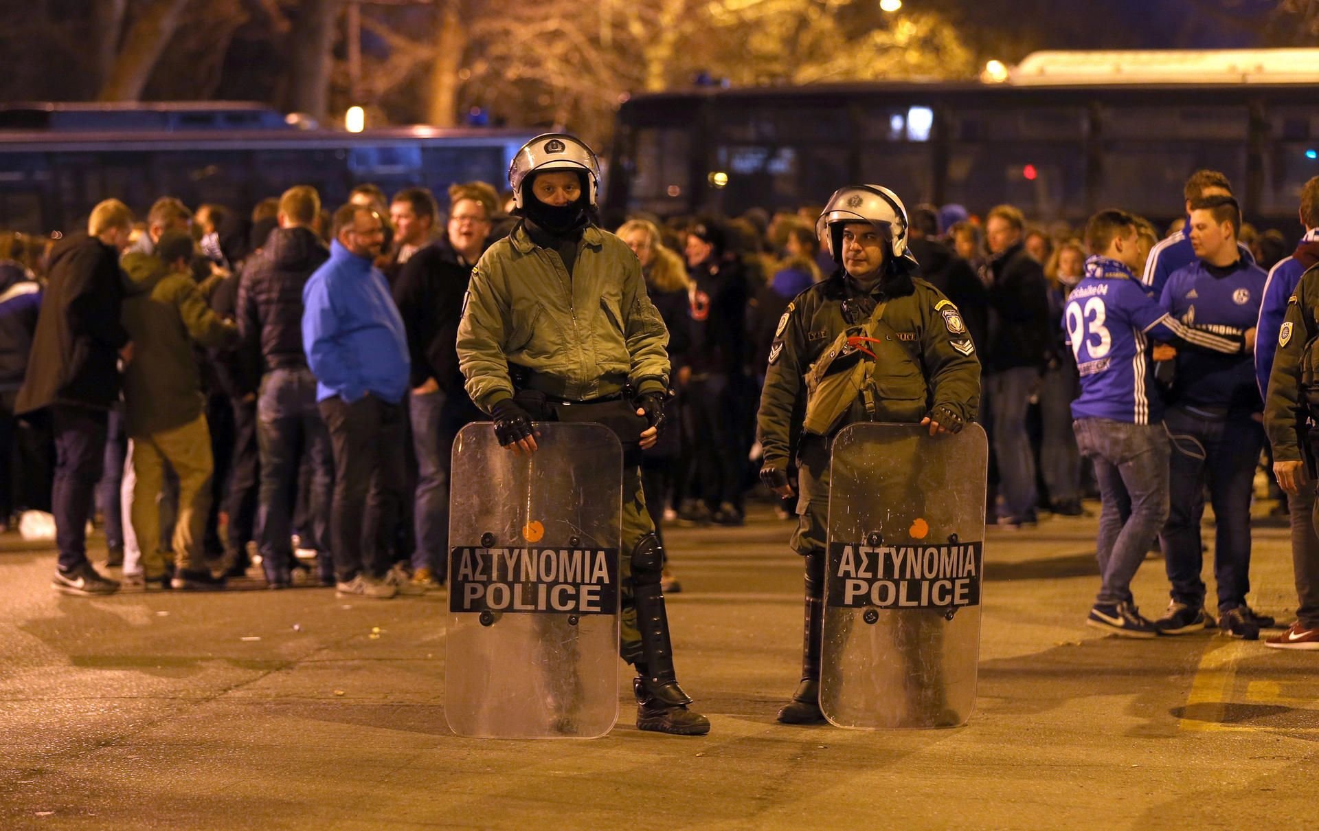 Polizisten stehen in Thessaloniki vor Schalker Fans. Nach dem Spiel ist es zu Ausschreitungen mit Anhängern von Partizan Belgrad gekommen. (Symbolbild)