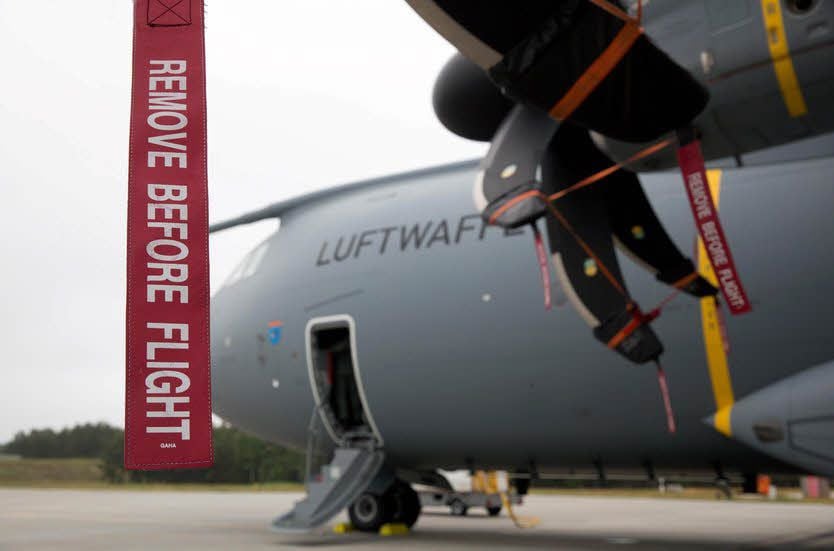 Eine Transportmaschine A-400M ist in Holzdorf gelandet.