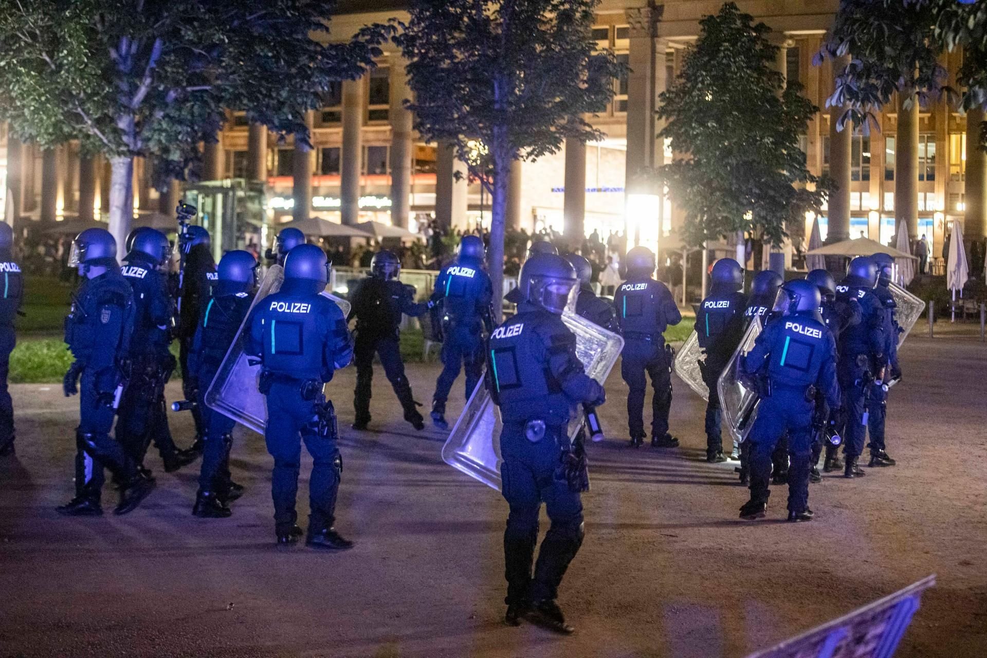 Polizeieinheiten sammeln sich in der Nacht zu Sonntag in Stuttgart, um gegen Randalierer vorzugehen.