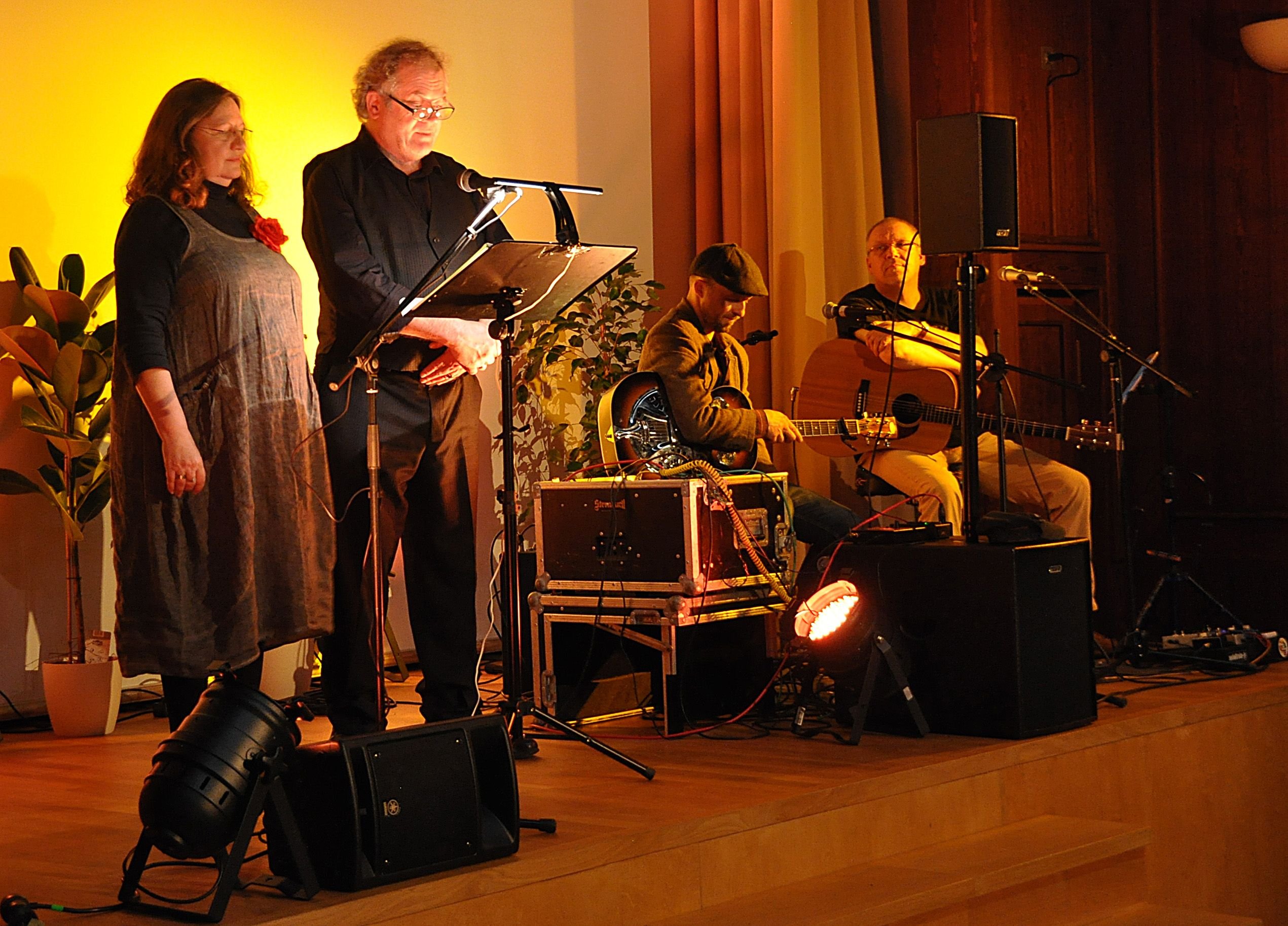 Astrid Bransky und Michael Kirmes-Seitz taten sich schwer, sich mit ihren erotischen Gedichten durchzusetzen. Für Stimmung auf der Bühne sorgten indes die Blues-Musiker Hendrik Kleditz und Rüdiger Feuerbach.