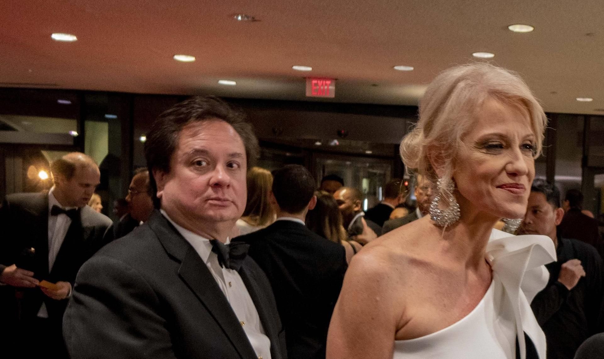 Kellyanne Conway (r.) mit ihrem Mann George 2018 im Weißen Haus