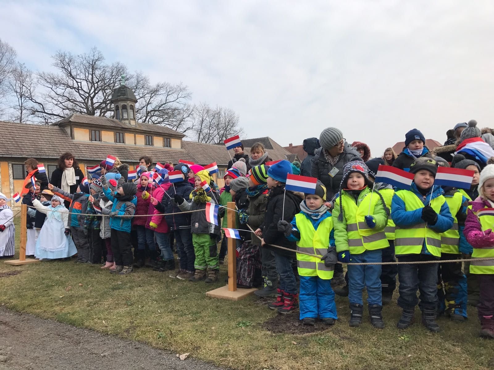 Warten auf den königlichen Besuch: In Oranienbaum warten Kinder auf das Eintreffen des Niederländischen Königspaars.