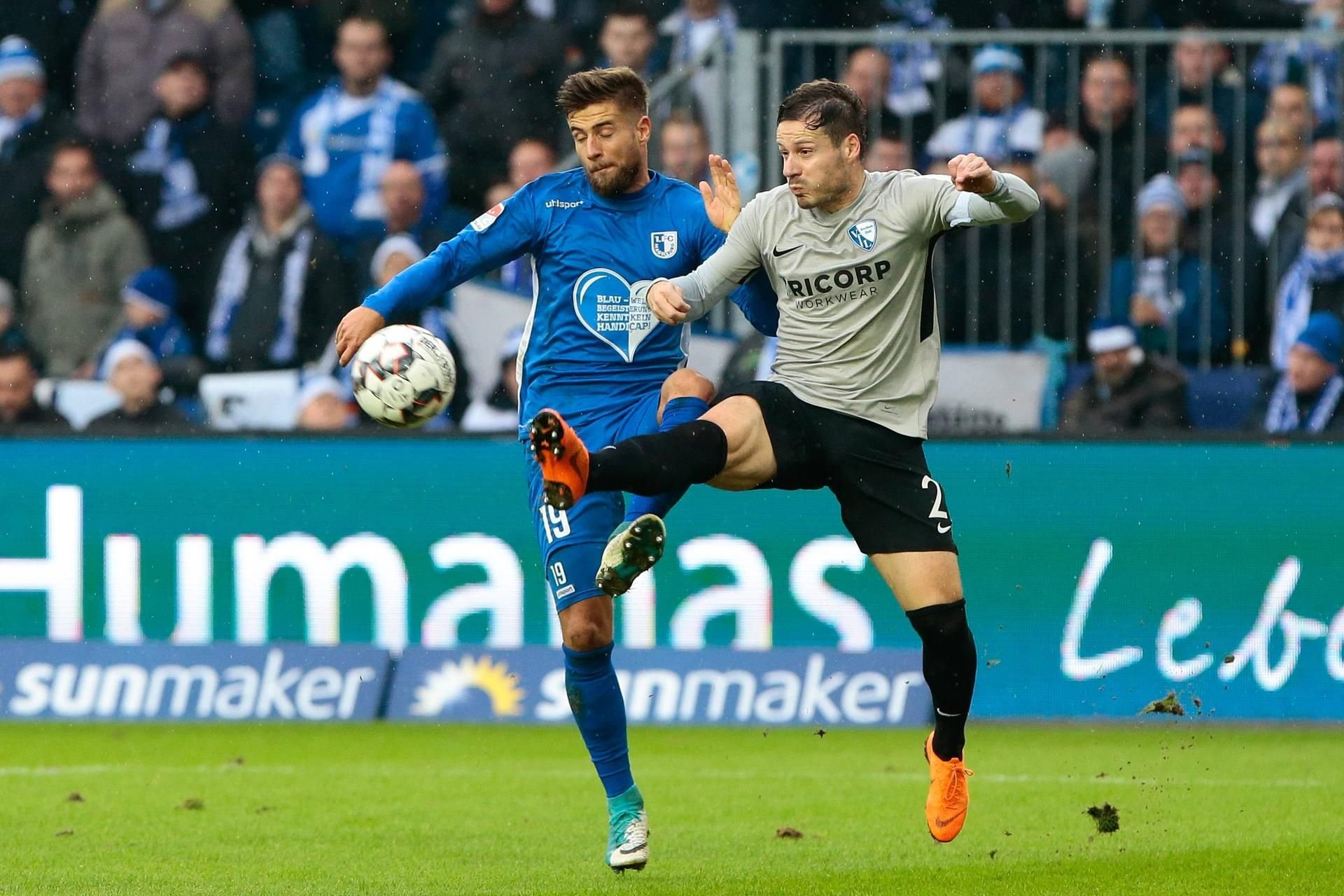Magdeburgs Michel Niemeyer im Duel mit Bochums Tim Hoogland.