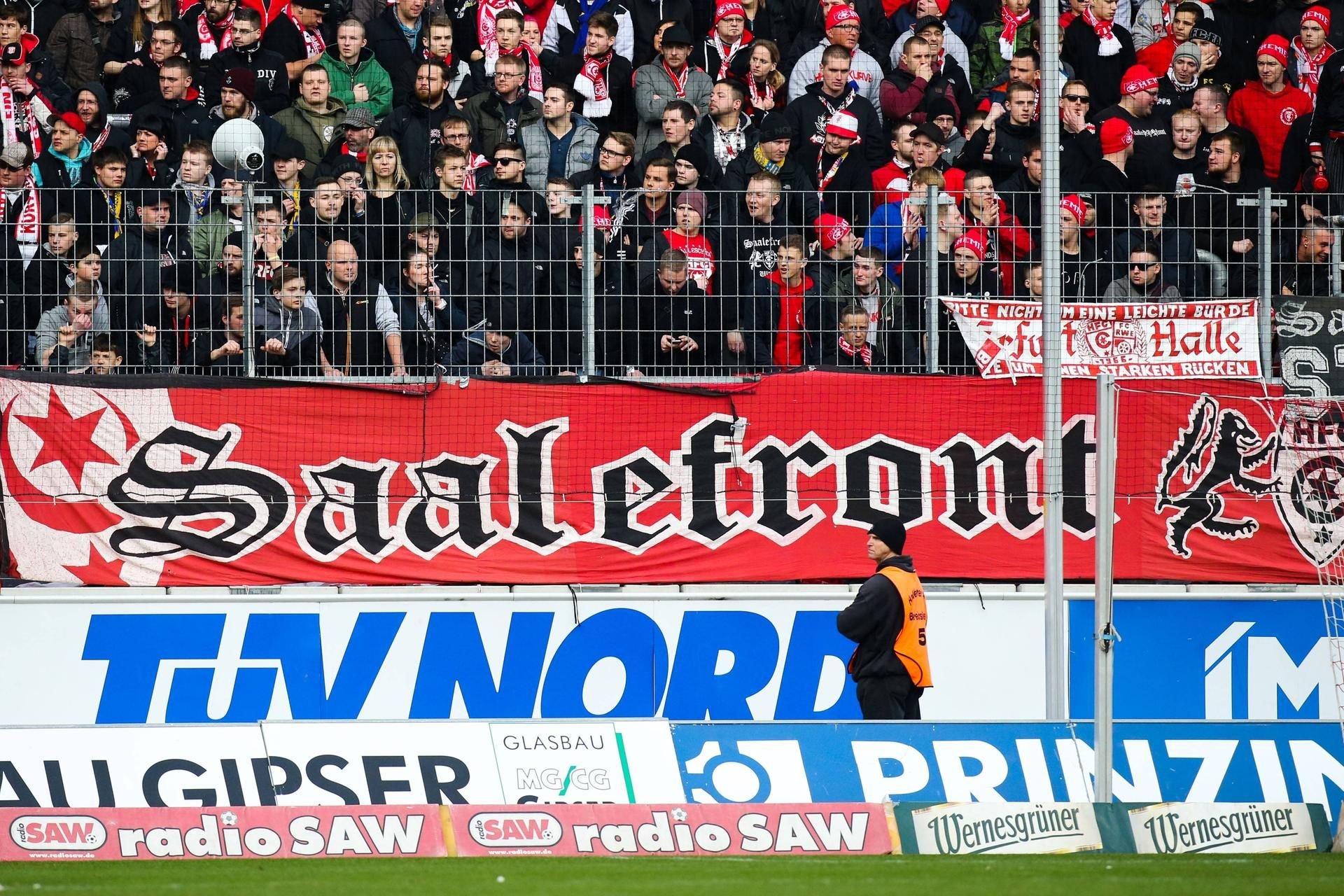 Der Banner der Saalefront bei einem HFC-Heimspiel.