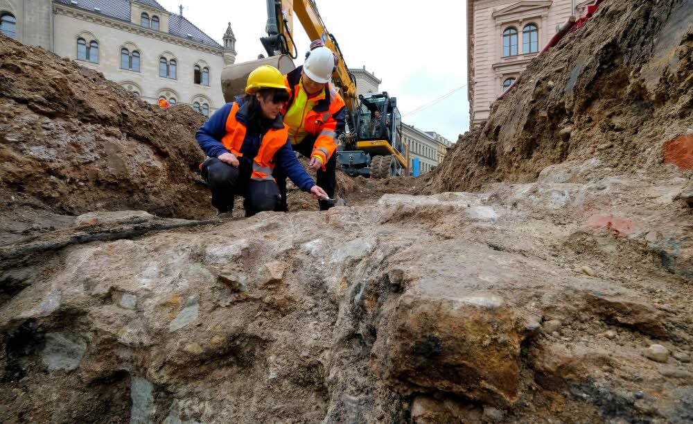Archäologin Ines Vahlhaus (li.) und Projektleiterin Heike Knopf untersuchen den Fund.