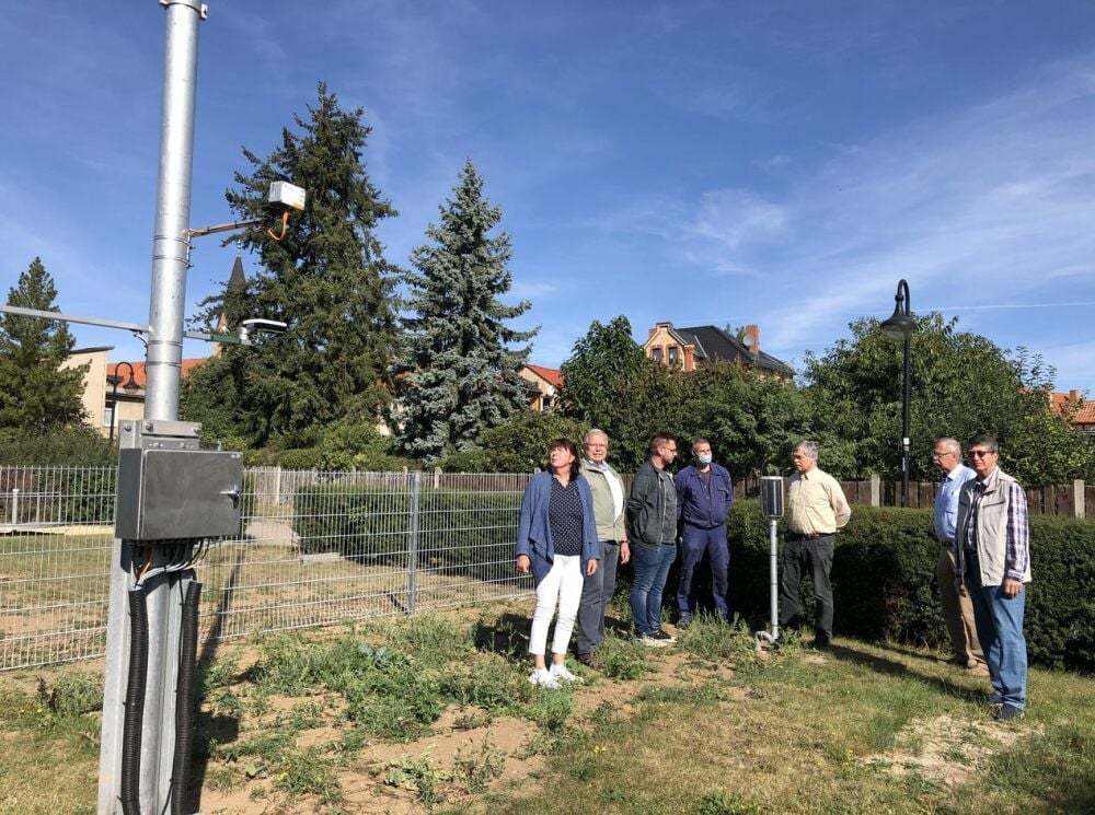 Freuen sich, dass das Projekt Wetterstation erfolgreich abgeschlossen ist: Eveline Hentschel, Gerd Adler, Michael Sternitzke, Ralf Fischer, Hans-Joachim Wagner, Horst Schöne und Gert Sauer (v.l.).