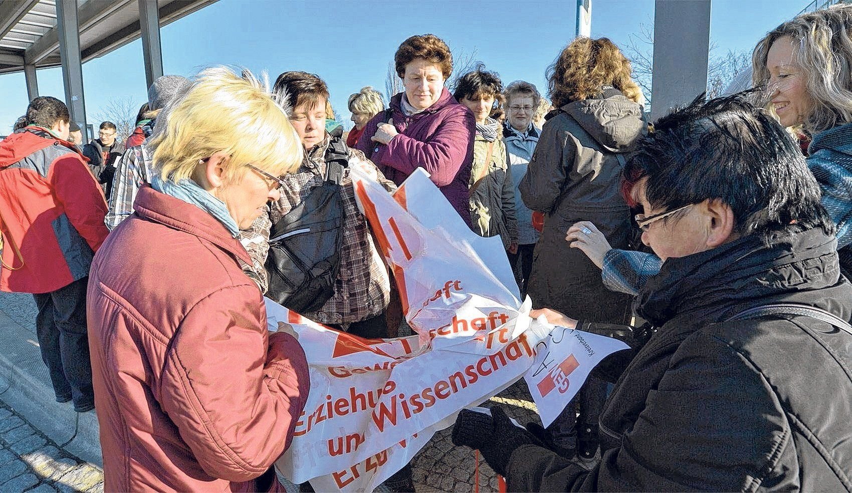 Vor der Abfahrt werden die Streikwesten ausgeteilt.