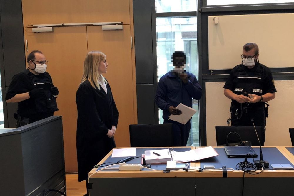 Einem Mann aus Mali (2. v. r.) wird versuchter Mord vorgeworfen.
