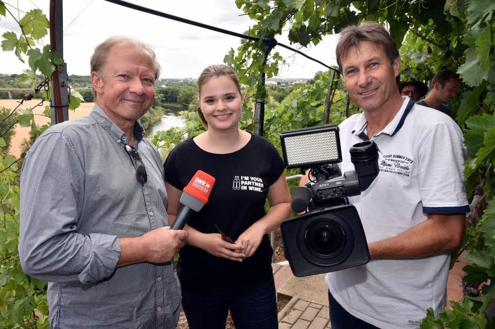 Weinkönigin Gina Maria Gräfe wurde von Weinexperte Wolfgang Junglas (l.) und einem SWR-Team begleitet.