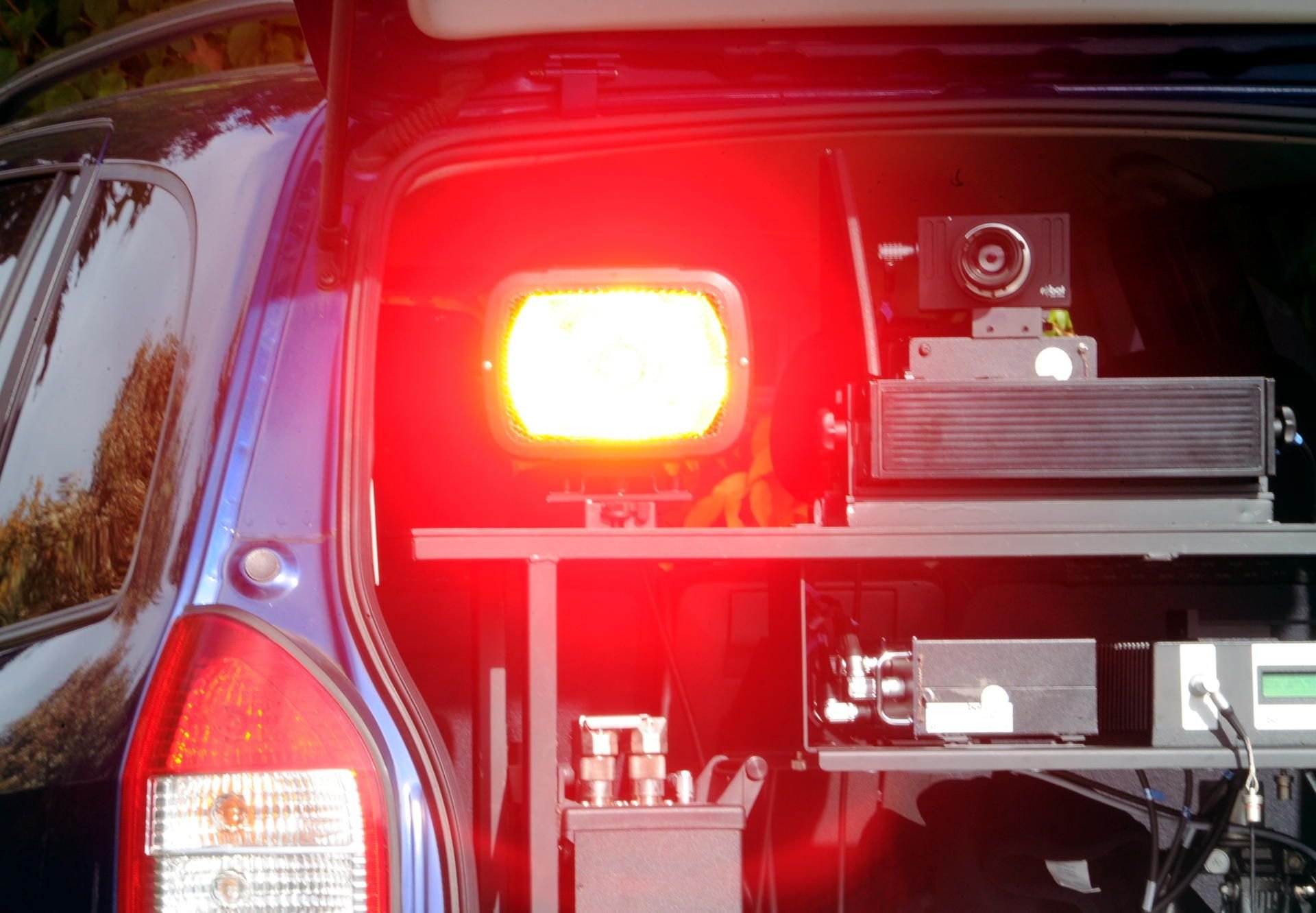 Aus einem zivilen Fahrzeug wird ein Autofahrer geblitzt.