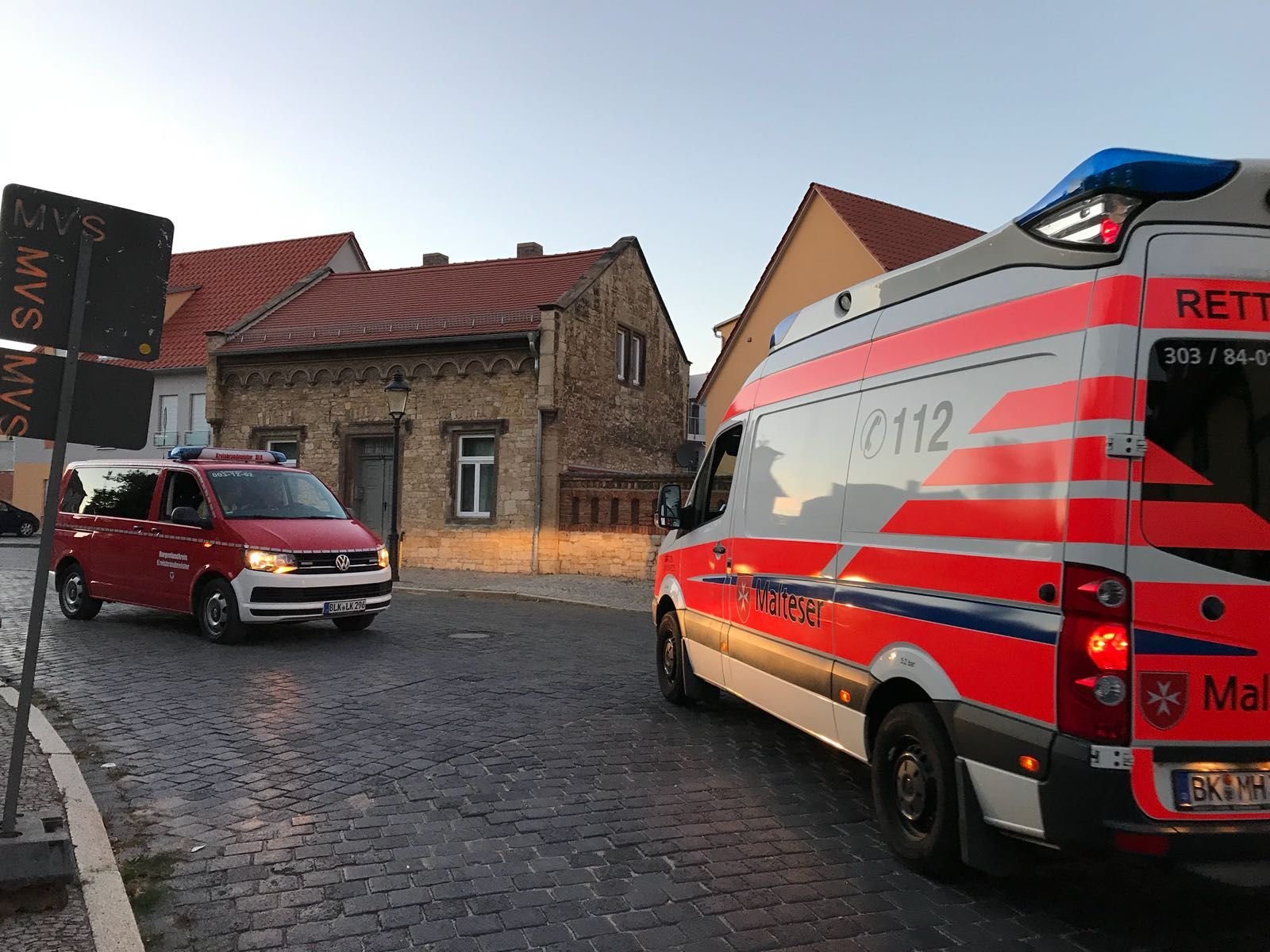 Verschiedene Rettungskräfte kommen nach der Alarmierung im Naumburger Georgenviertel zum Einsatz.
