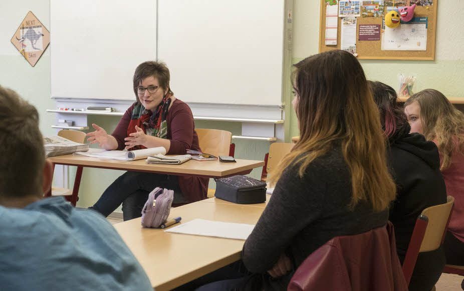 MZ-Redakteurin Susanne Thon erklärt den Schülern, wie die Zeitung Tag für Tag gemacht wird und wer daran alles beteiligt ist.