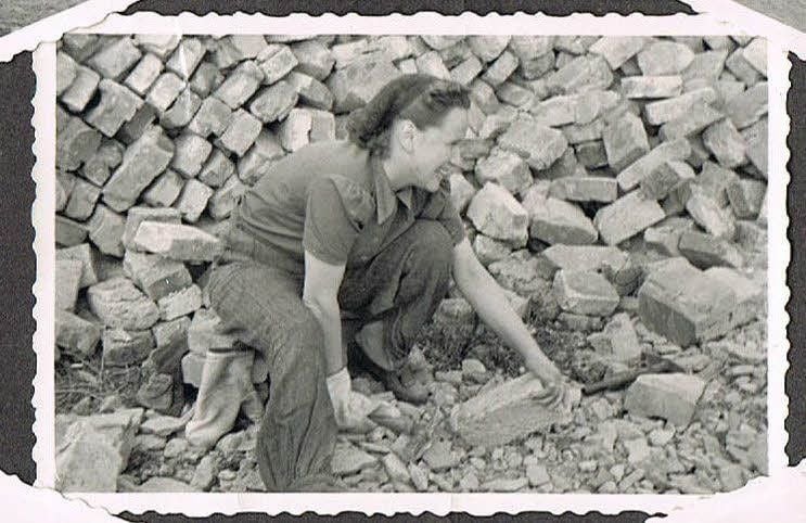 Ingeborg Hennig wohnt seit 60 Jahren in einem Wohnblock in der Wittener Straße in Wolfen-Nord.