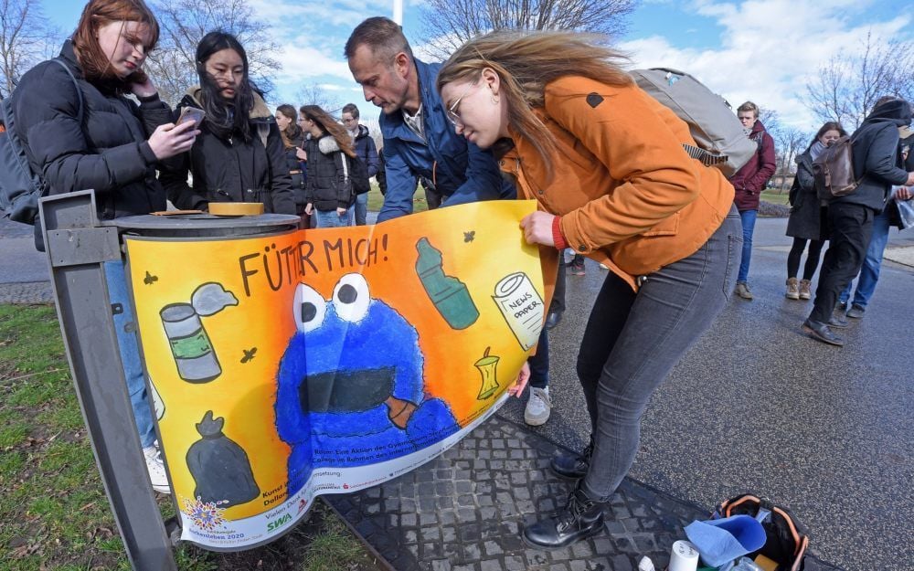 Das Krümelmonster hat seinen Platz auf der Herrenbreite gefunden und fordert Passanten dazu auf: Fütter mich!