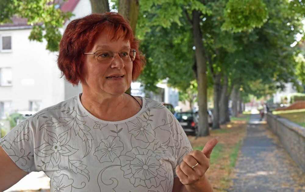 Sabine Richter bei einer ihrer Baumschauen in der Lauestraße in Aschersleben