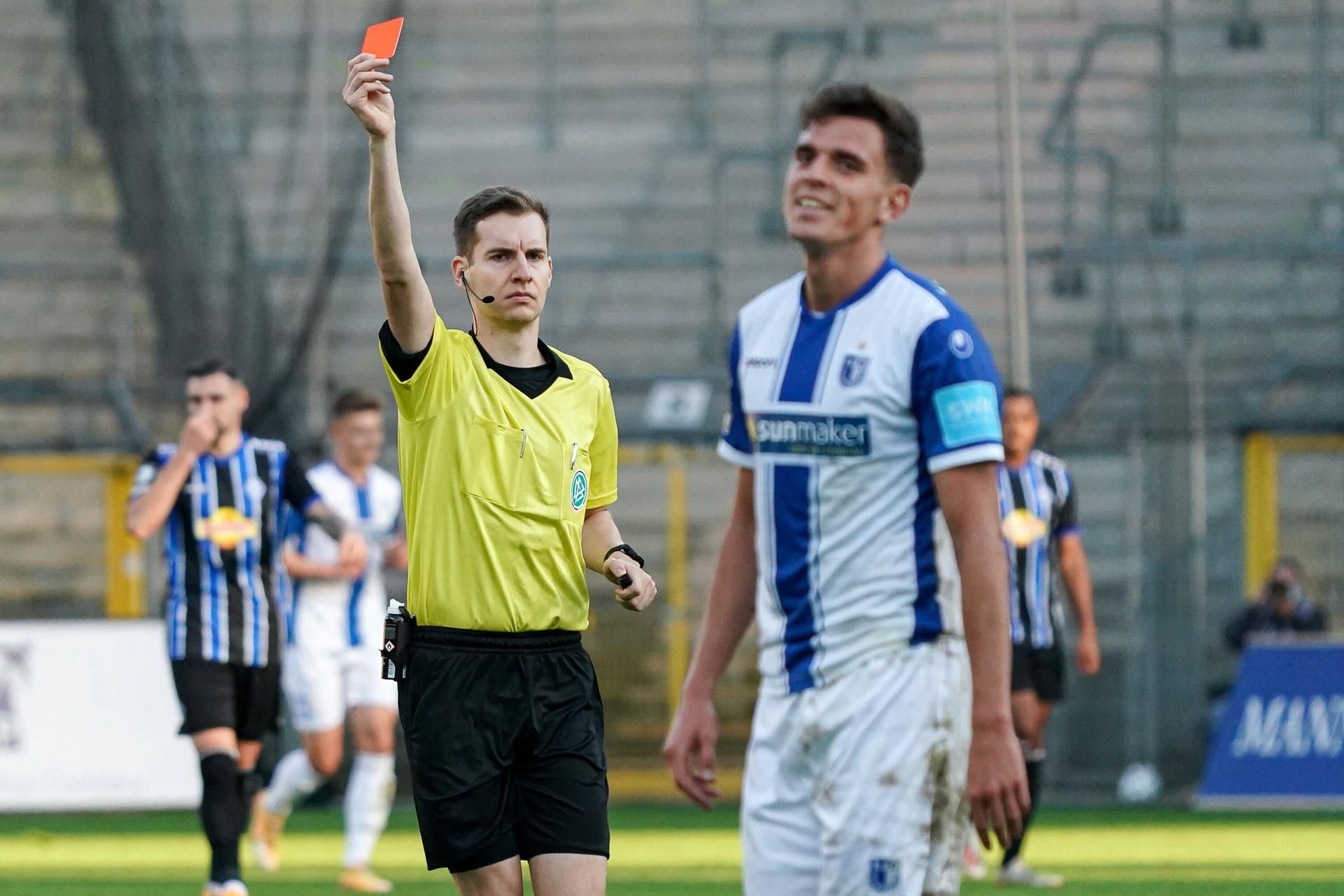 Bitterer Schlusspunkt der Niederlage in Mannheim: FCM-Verteidiger Tobias Müller sieht in der Nachspielzeit die Rote Karte.