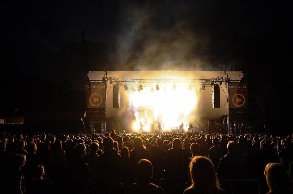 Endlich wieder Open Air: Auf der Peißnitzbühne, eine der schönsten in Deutschland, gibt es diesen Sommer Konzerte, Picknick und sogar Kino.