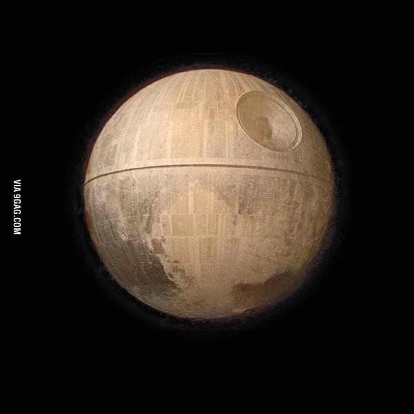 Pluto als Star-Wars-Todesstern.