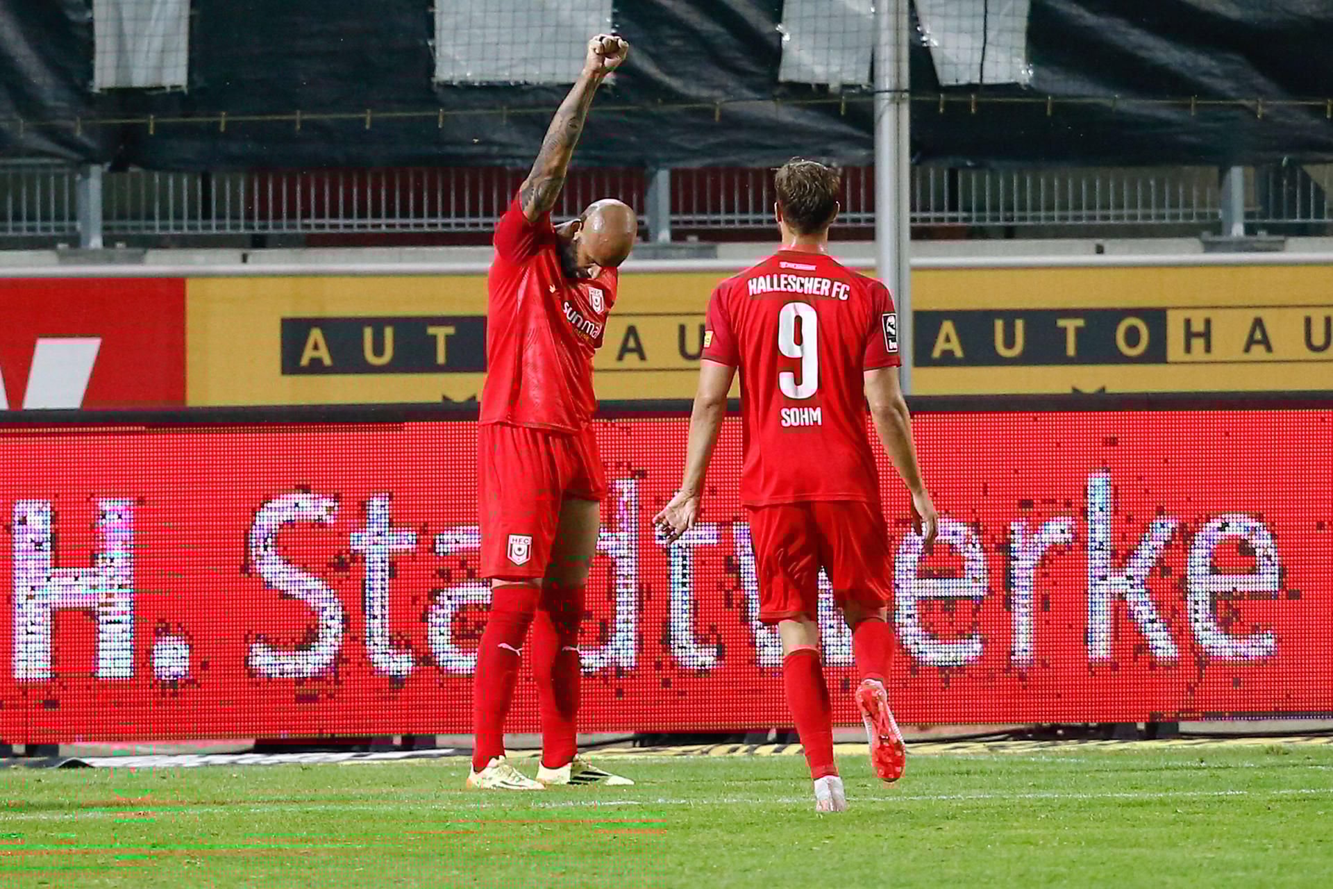 Terrence Boyd bejubelt sein Tor zum 2:0 für Halle gegen Mannheim mit einer markanten Pose.