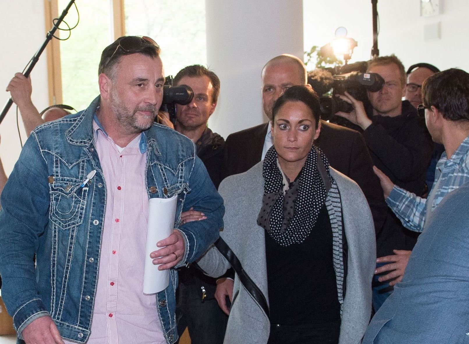 Pegida-Gründer Lutz Bachmann (l.) verlässt nach der Urteilsverkündung das Amtsgericht in Dresden.
