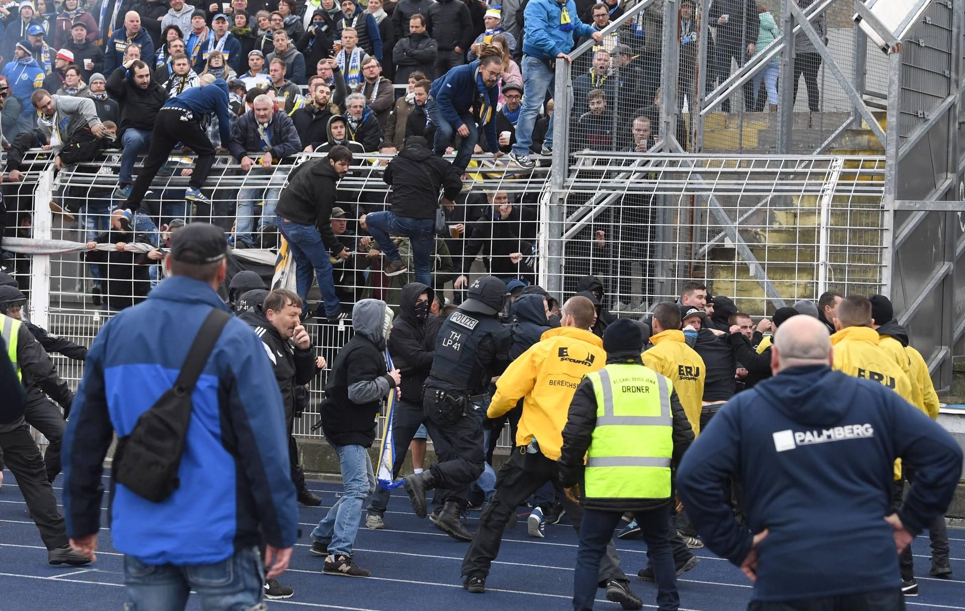Fans von Jena und Rostock prügeln sich nach dem 0:1 Innenraum, Ordner und Polizei mussten eingreifen.