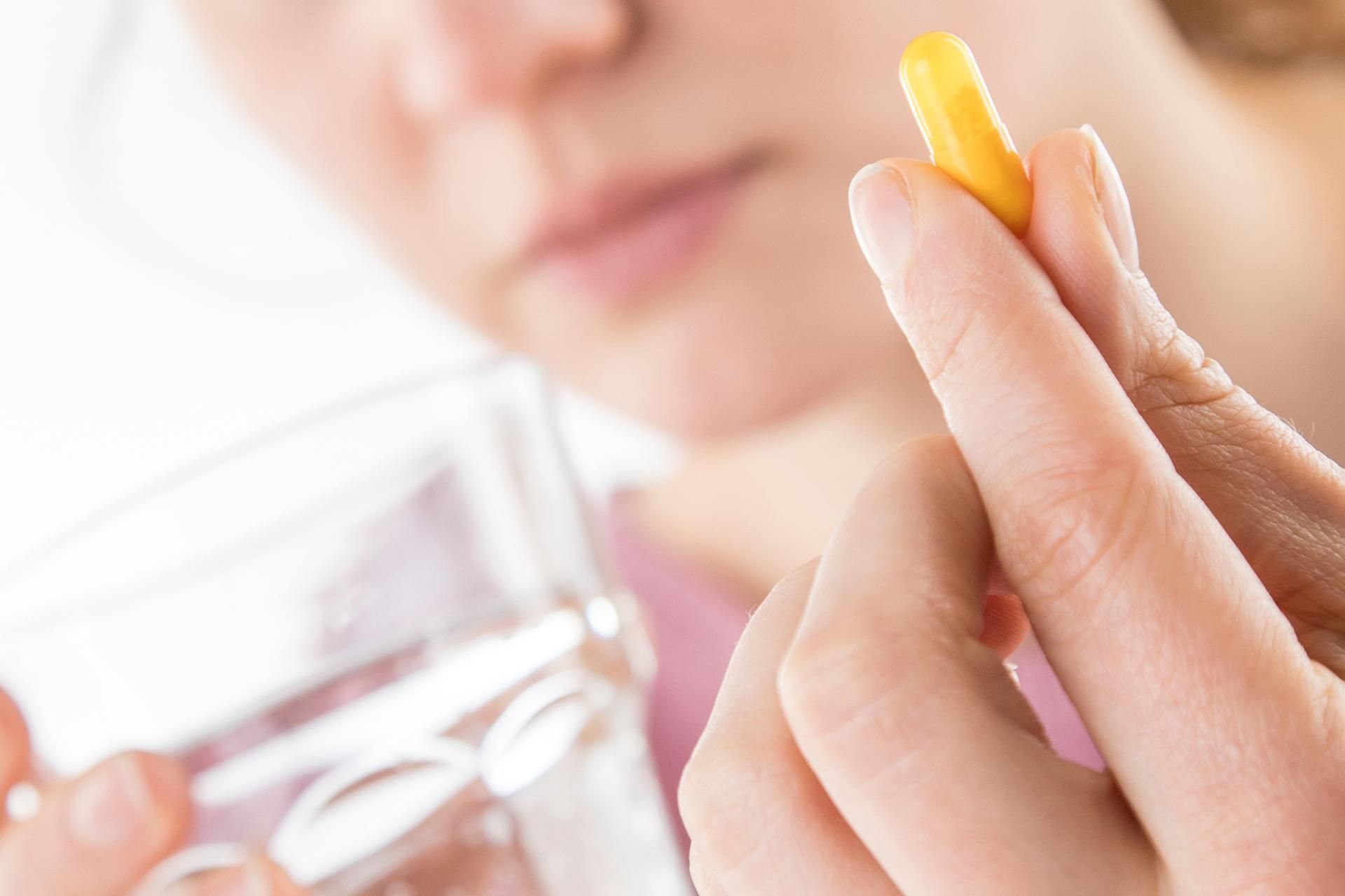 Vitamin C soll vor Coronaviren schützen – behaupten Menschen in sozialen Medien. Doch was können Nahrungsergänzungsmittel wirklich?