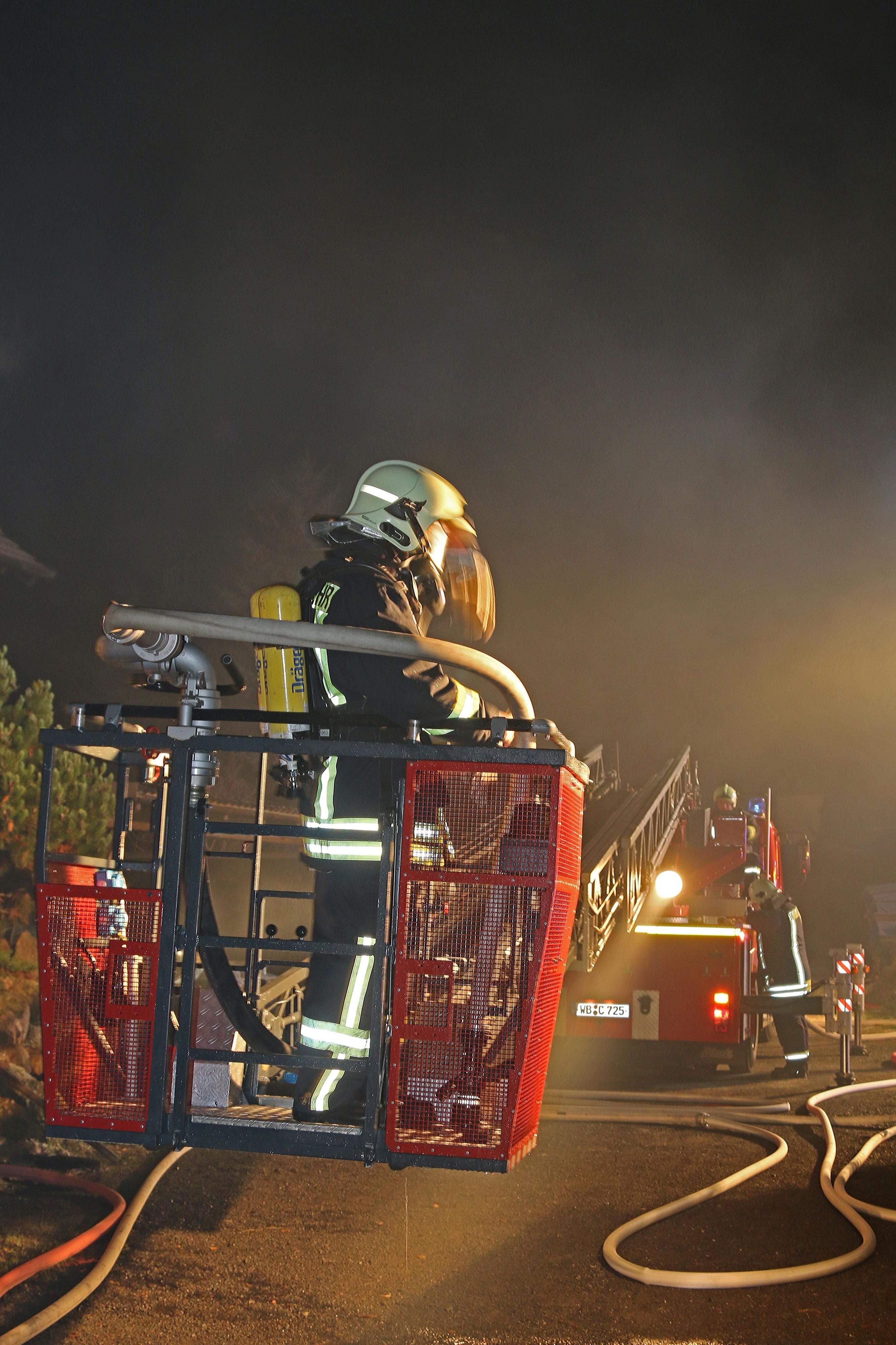 Bad Schmiedeberg im November 2016: Zum Einsatz kamen 47 Kameraden der Freiwilligen Feuerwehren. Bei einem Hausbrand kam ein Mann ums Leben.
