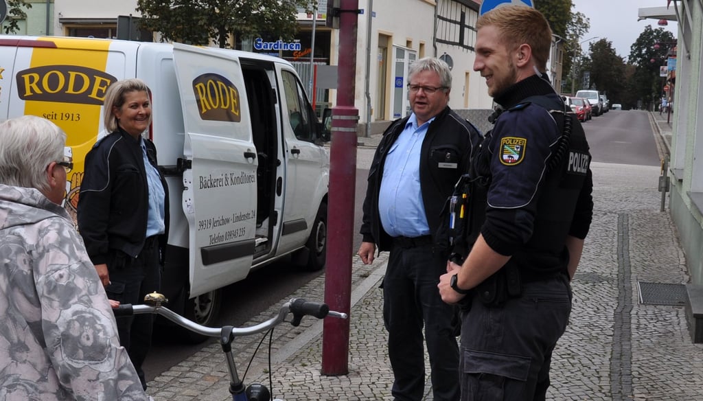 Polizeibeamte aus der Region Genthin, wiesen Radfahrer auf die Einhaltung der Verkehrsregeln hin.