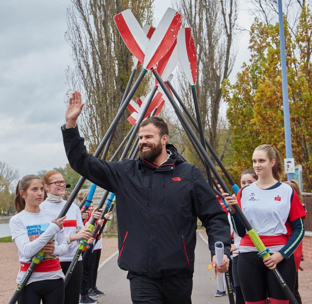 Bernburgs Nachwuchsruderer stehen vor dem Bootshaus Spalier für den Weltmeister Maximilian Planer.