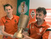 Kapitän Christian Zech (l.) und der Vorsitzende Thomas Wieser posieren mit dem wfv-Pokal. Dieser war den Sportfreunden Dorfmerkingen bei einer Mannschaftsfahrt nach Mallorca kurzzeitig abhanden gekommen.