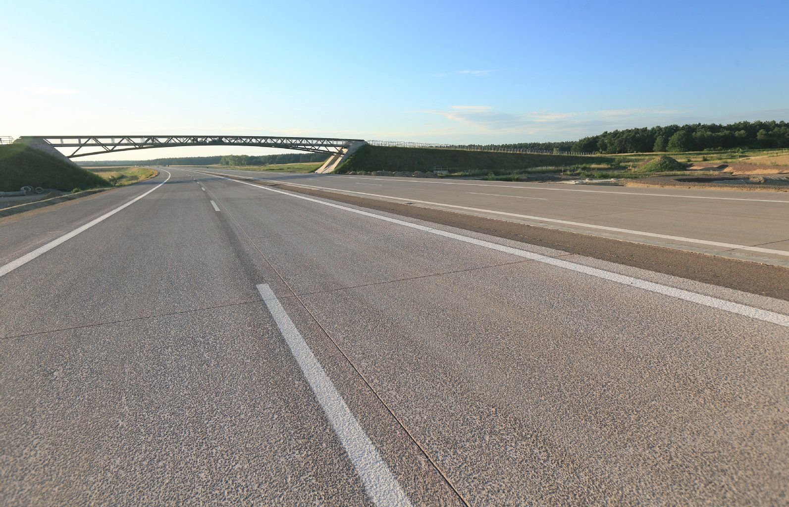 Blick auf das knapp sechs Kilometer lange erste Teilstück der Nordverlängerung der A14 zwischen Wolmirstedt und Colbitz