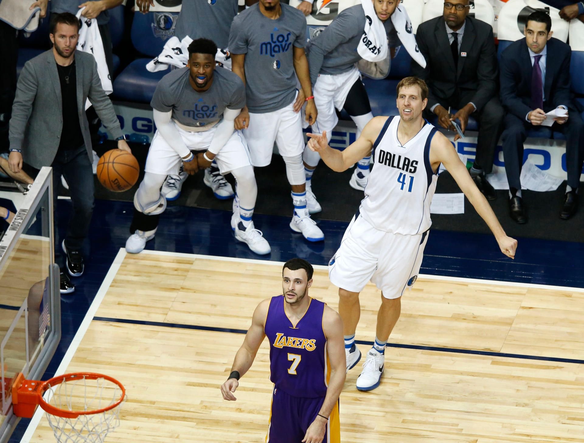 Geschichte wird geschrieben: Dieser Wurf landet im Korb, Dirk Nowitzki knackt die 30.000 Punkte-Marke.