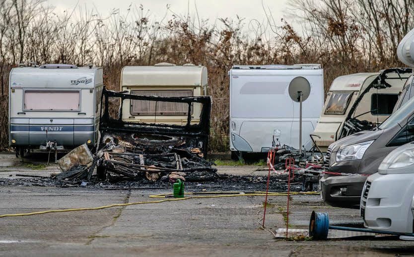 Auf dem Gelände des Wohnwagen-Centers in der Dessauer Straße brannten fünf Fahrzeuge völlig aus. Die Brandursache wird noch ermittelt.