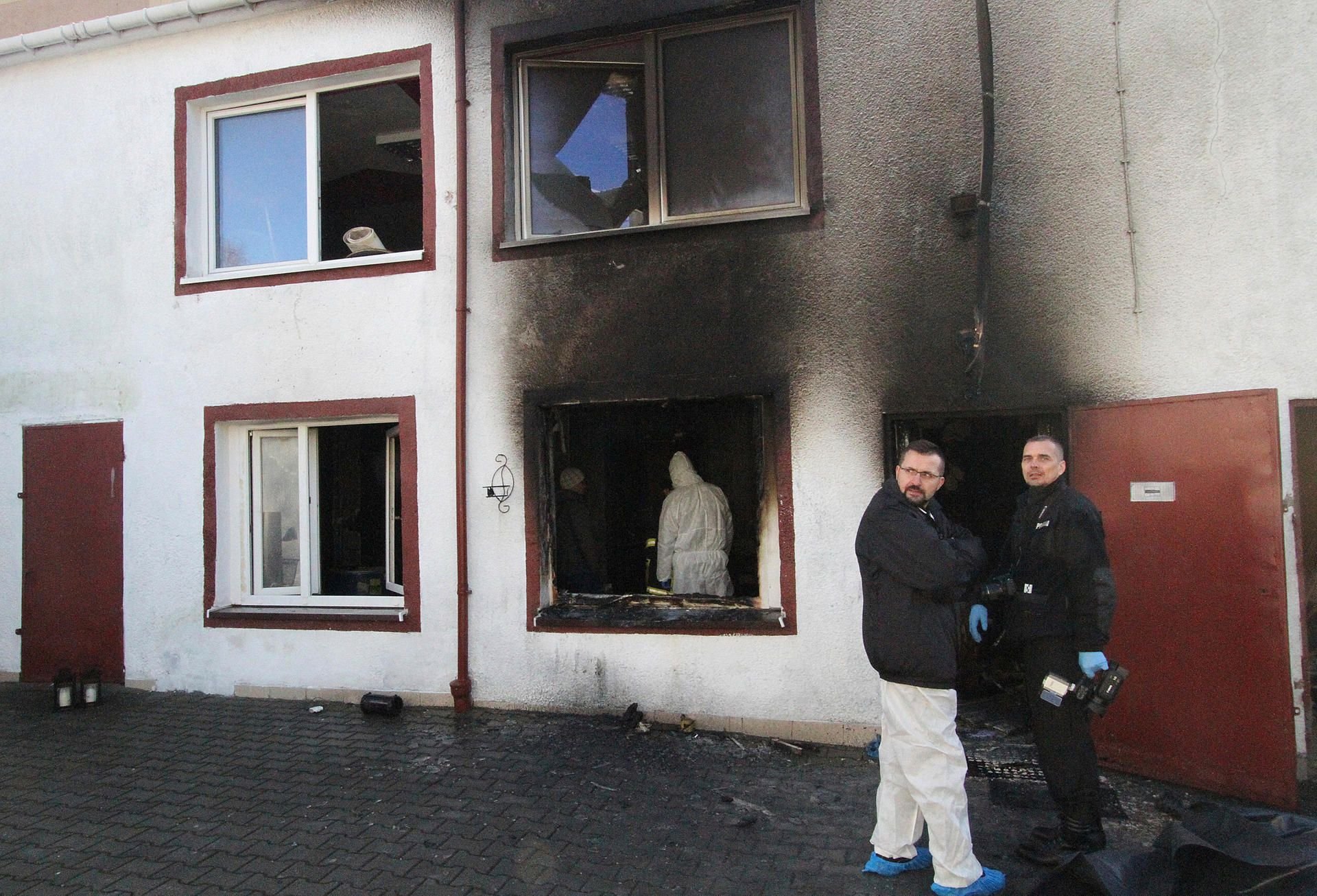 Experten der Polizei untersuchen den Escape-Room in Polen, in dem fünf Jugendliche bei einem Feuer ums Leben kamen.